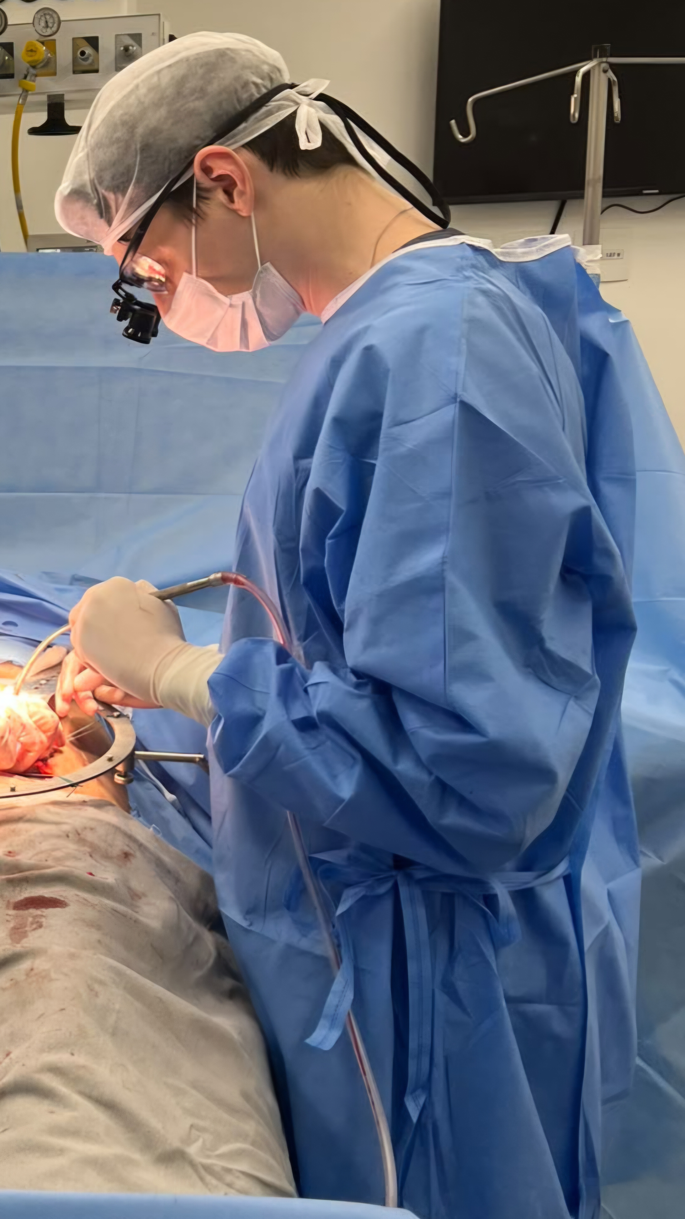 Dr. Lukas Salles realizando cirurgia urológica