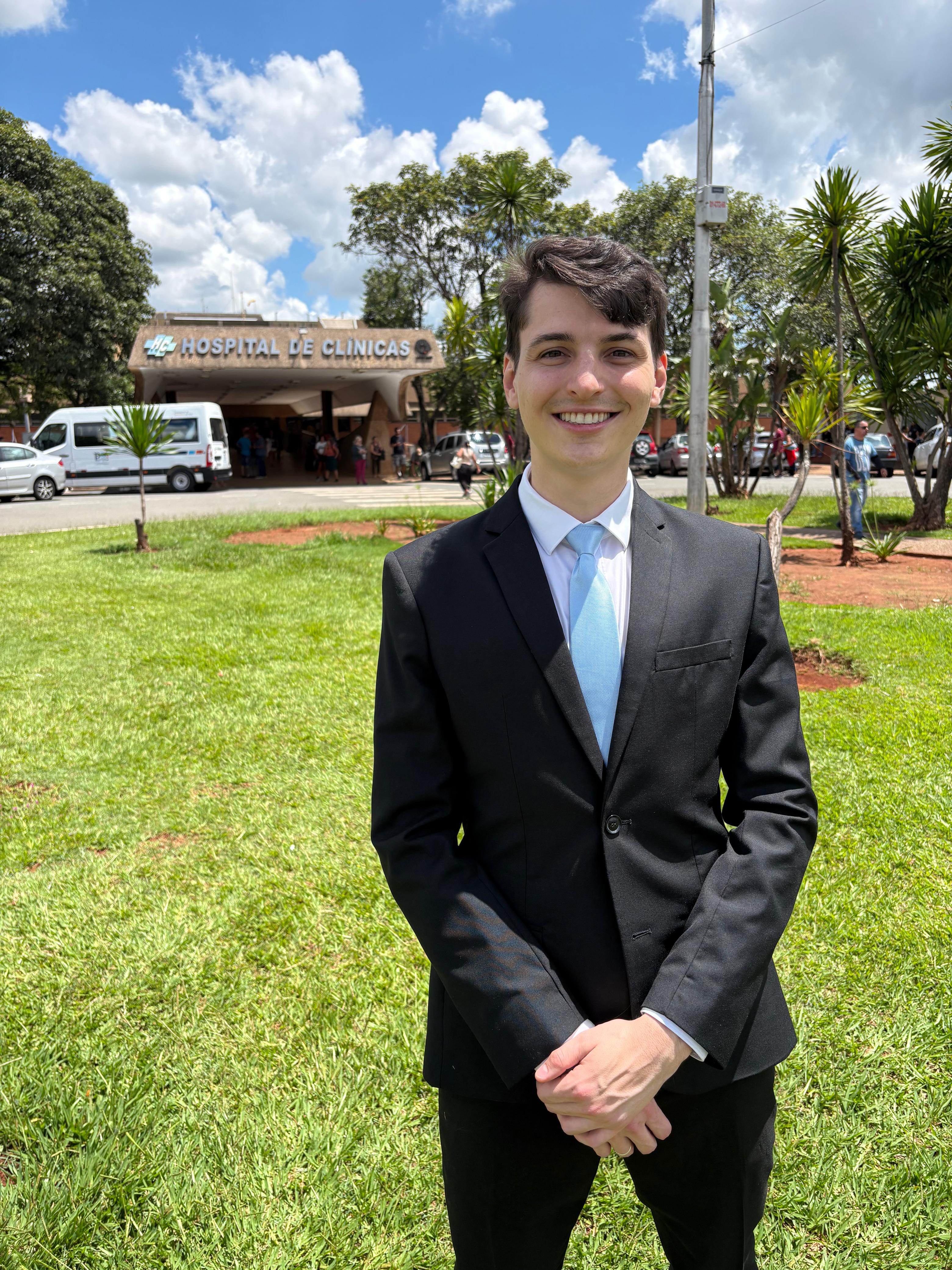 Dr. Lukas Salles, urologista, em frente ao Hospital de Clínicas da Unicamp